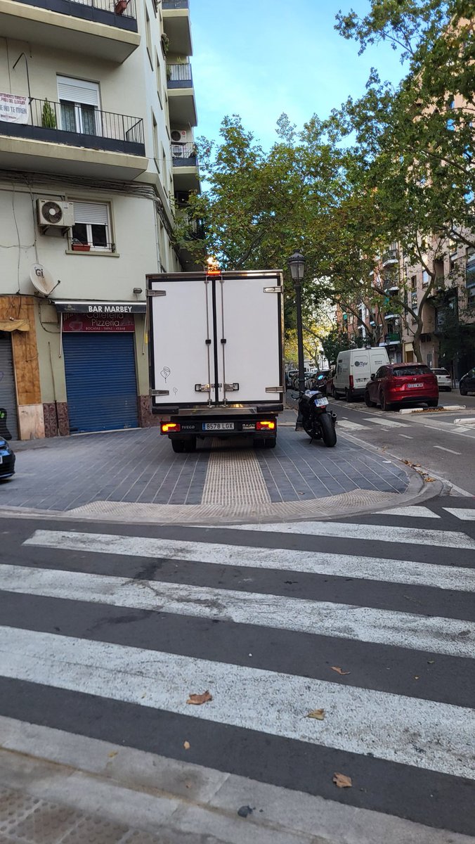 ToniGaliana's tweet photo. @VlcMobilitat @AjuntamentVLC @SmartCityVLCi @TransitValencia Càrrega y descàrrega. 
En Patraix. https://t.co/luNYdMjTkA