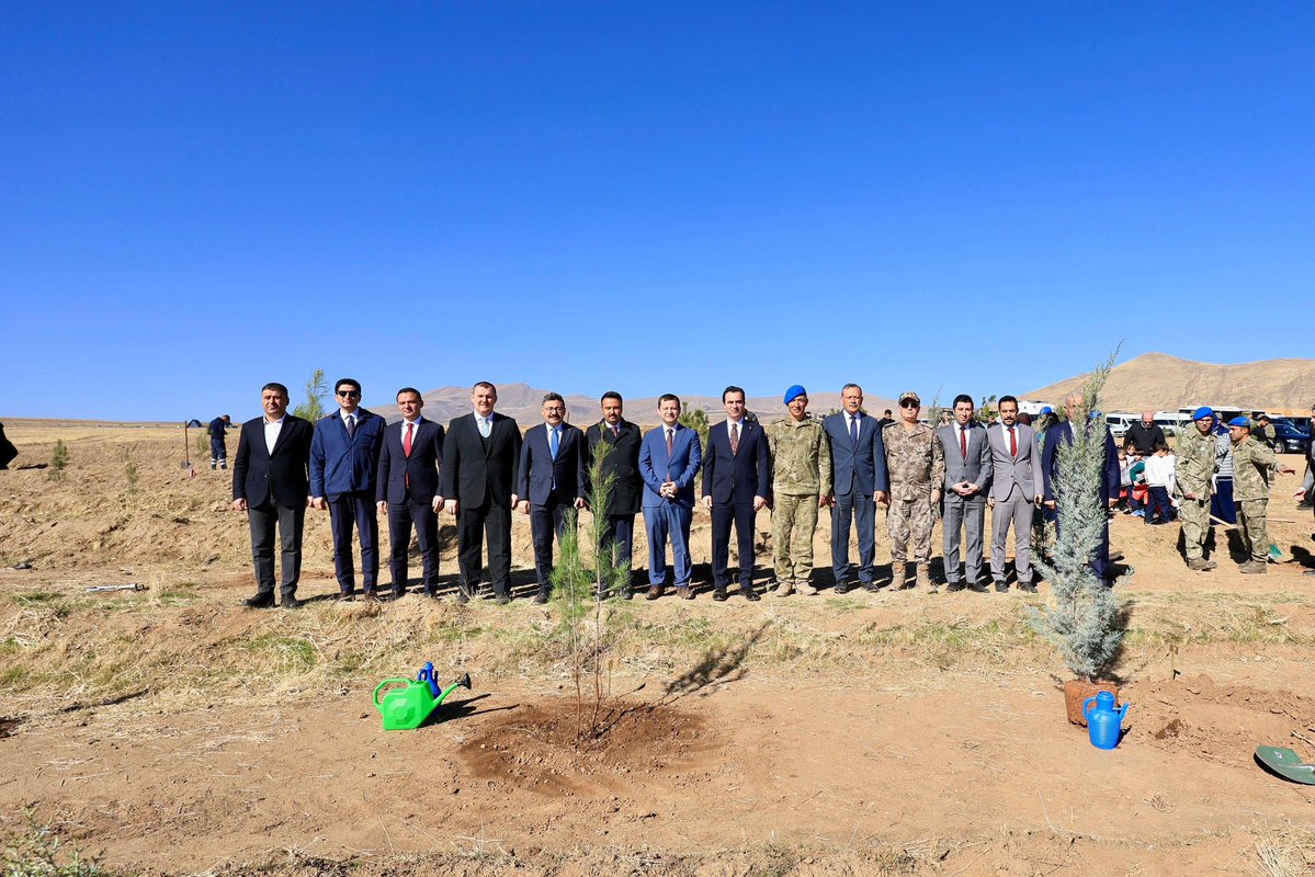 Geleceğe Nefes, İnsanlığa Nefes 🍃

Valimiz Sayın <a href="/ahmetkarakaya37/">Ahmet Karakaya</a>, Milli Ağaçlandırma Günü kapsamında Bitlis Garnizon Komutanlığı koordinesinde oluşturulan Türkiye Yüzyılı Mehmetçik Hatıra Ormanı’nda düzenlenen ağaçlandırma programına katıldı. 🌲

📌 Programda Valimiz Sayın
