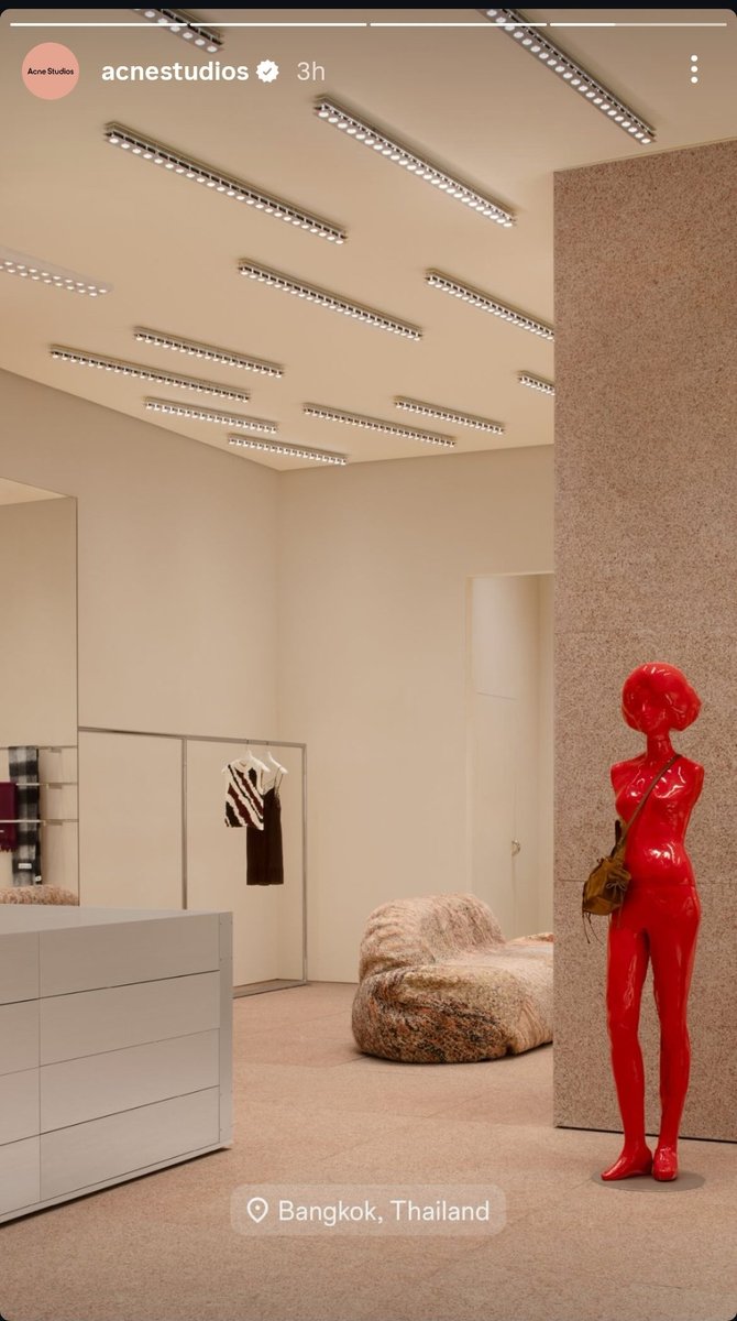 แอคเน่มาลงรูปช้อปที่พาราก้อนแล้ว ช้อปเค้าสวยจริงอะ สวยทุกสาขา คนไทยดูชอบแอคเน่มาก อีกไม่นานน่าจะมีช้อปที่ 2 ตามมา