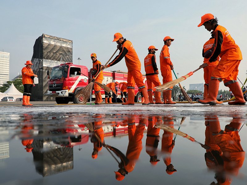 Julia_BSCF's tweet photo. Pasukan PPSU yg biasa disebut pasukan Oranye menjadi ujung tombak penjaga Lingkungan, kebersihan dan pasukan yg siap ada saat ada banjir dll di Jakarta.
Mereka patut kita beri Apresiasi.
#jakarta #ppsu https://t.co/LwkzkOHKwy