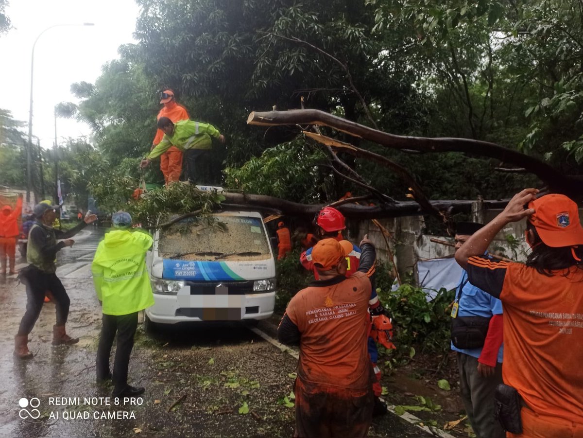 Julia_BSCF's tweet photo. Pasukan PPSU yg biasa disebut pasukan Oranye menjadi ujung tombak penjaga Lingkungan, kebersihan dan pasukan yg siap ada saat ada banjir dll di Jakarta.
Mereka patut kita beri Apresiasi.
#jakarta #ppsu https://t.co/LwkzkOHKwy