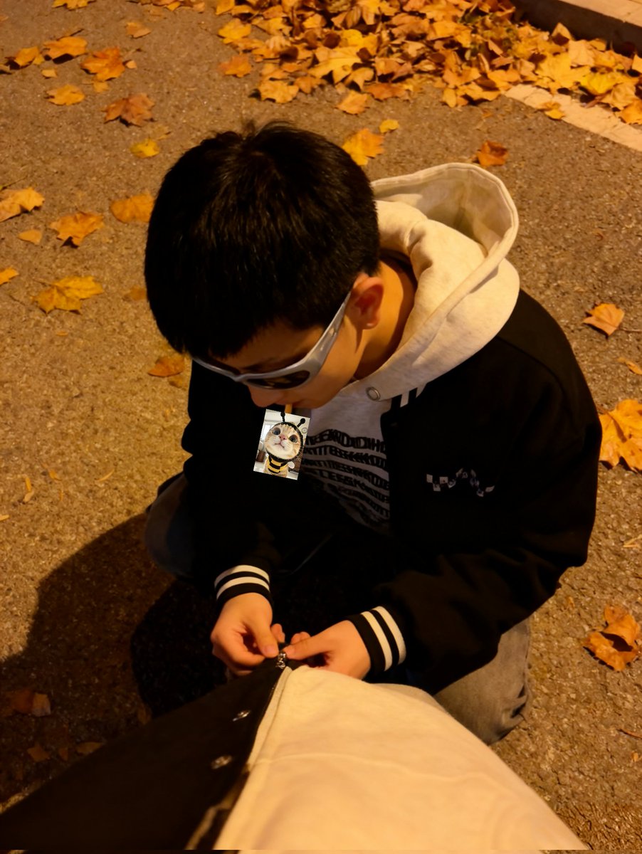 困 tweet media