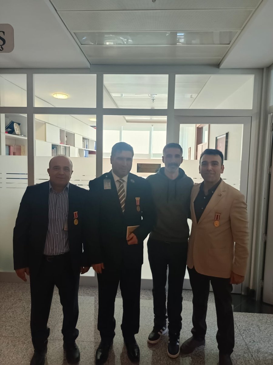 Bugün Meclis Milli Savunma komisyonunu ziyaret ederek çalışmalara dair bilgi aldık. Başta Sayın Hulusi Akar Bakanımız olmak suretiyle tüm komisyon yetkililerimizin süreci hızlandırmaya ve sonuca ulaştırmaya gayret etmesi, bizlere içinde bulunduğumuz ekonomik nedenlerden dolayı