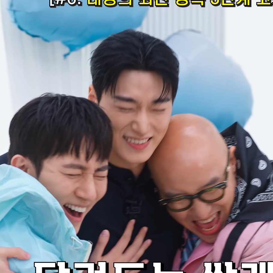 csbyeol's tweet image. he looks so happy 😭😭