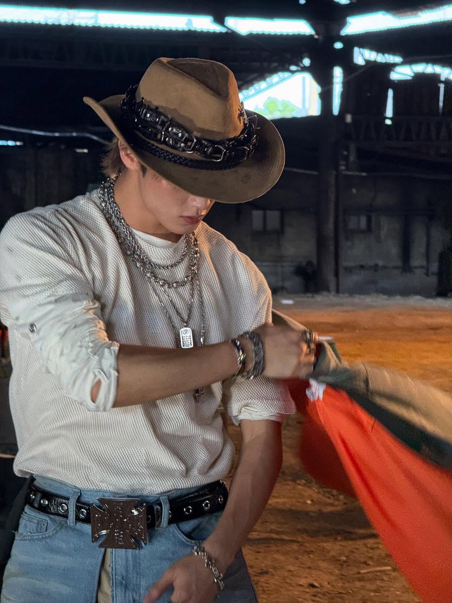 늬끼하고 더운 남자..최악이야..(P)