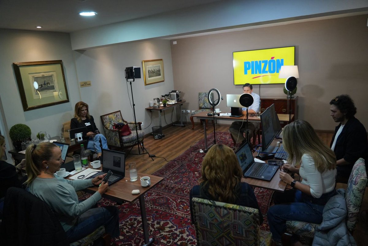 Gran respuesta de los colombianos a la transmisión de anoche en todas mis redes sociales. Mas de 14.900 personas estuvieron conectadas en vivo y hoy, ya más de 40 mil ha visto la transmisión. 

Hablar con la gente, conocer de primera mano sus necesidades y anhelos es