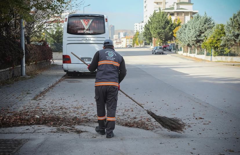 🧹 Bağlıca ve Yeni Bağlıca’da temizlik seferberliği!
Etimesgut Belediyesi ekipleri mahallelerde kapsamlı temizlik çalışması yaptı.
Sokaklar süpürüldü, yollar yıkandı, çöpler toplandı.