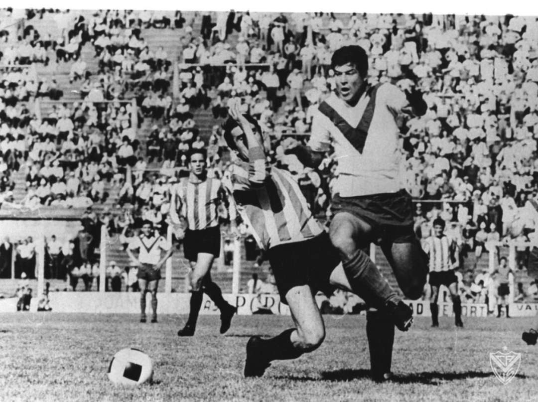 🤢 El Exorcista
✍🏼 Por Roberto Fontanarrosa

Era una pelota, señores, poseída por el demonio. Bajaba desde el cielo, créanme, convulsa, atrapada por el efecto espasmódico contraído por un despeje largo y defectuoso o por un disparo trabado a último momento. Digo más, esa pelota,