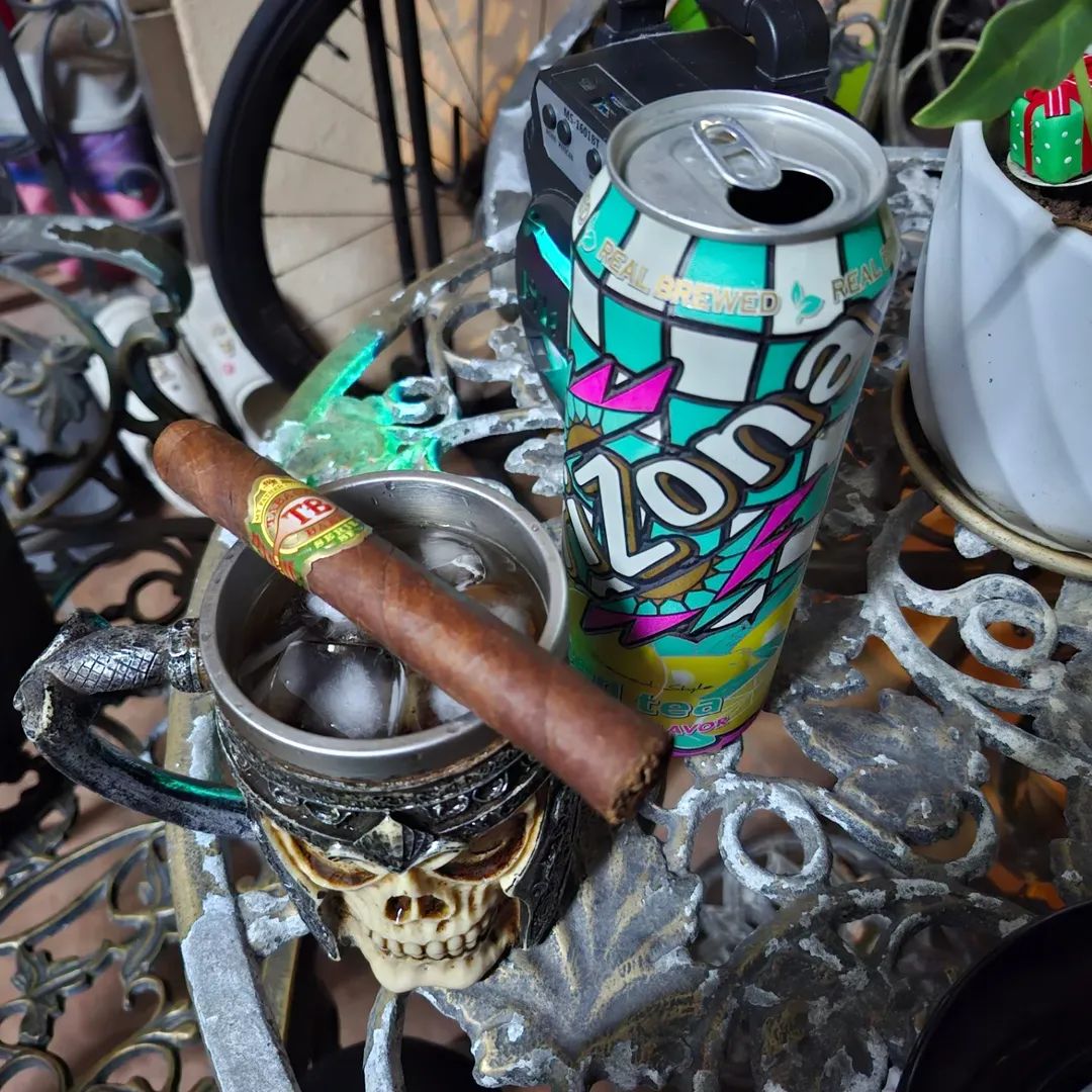 haifprogram's tweet image. A cigar and ice tea at this time is a win-win situation.

Cigar: @MyFatherCigars Tabacos Baez Serie S.F (Nicaragua| Handmade)
Size: Toro

Drink: @DrinkAriZona Lemon Iced Tea

#arizona #cigar #nicaraguancigar #myfathercigars #tabacosbaezseriesf