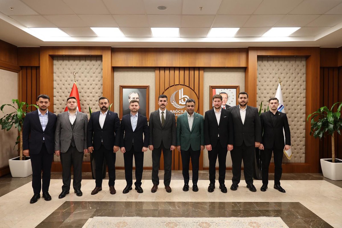 Bağcılar Ülkü Ocakları olarak Ocak Başkanımız Sn. Ramazan Koç ile birlikte Cumhur İttifakı Bağcılar Belediye Başkanımız Sn. Yasin Yıldız'ı ziyaret ettik. Misafirperverliğinden dolayı Belediye Başkanımıza teşekkür ederiz.