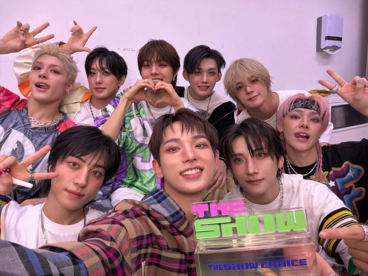 in2thek_'s tweet photo. 初1位&amp;TEAM9人おめでとう😭
どこまでも行こう‼︎‼︎‼︎‼︎

#BacktoLife_1stWin #BacktoLife
#andTEAM_THESHOW #앤팀 https://t.co/wyM9Abn4Bk