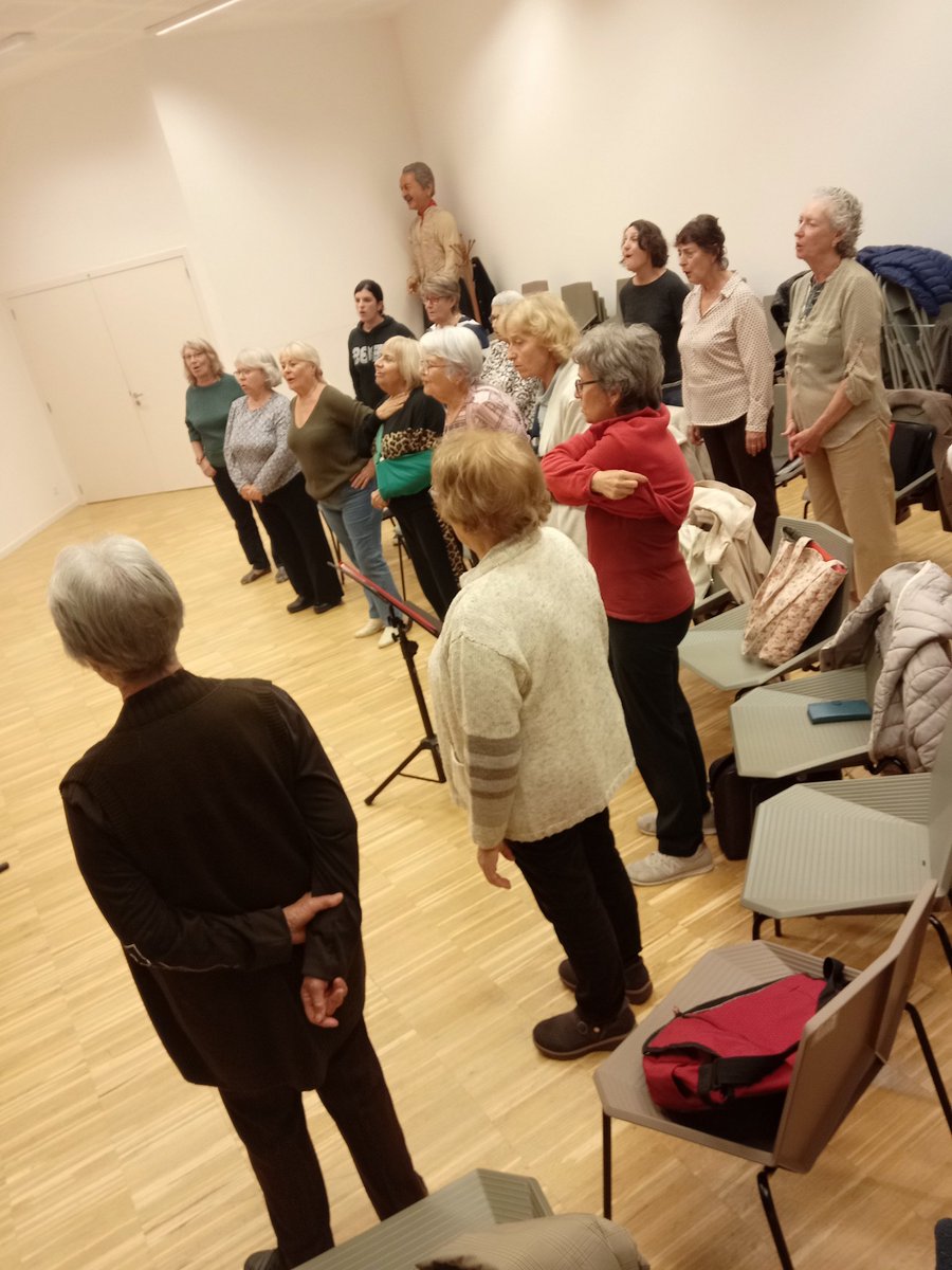 CoralMontau's tweet photo. De tant en tant també assagem els #dilluns.
Ahir va tocar al grup de #contralts i #soprans.
#cant #coral #assaig #musica #play https://t.co/oktz43ZNfT