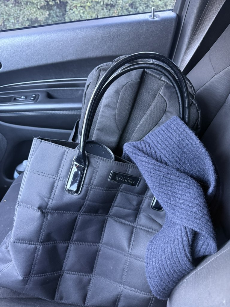 Bbdubxx's tweet image. warming up getting ready for another glorious day at the office! i think some @iamkevingates is gonna get me goin this am #roaminaround #nottheonlyone #neonlights #satellites #pourindasyrup #greatman #eddiebauer #work