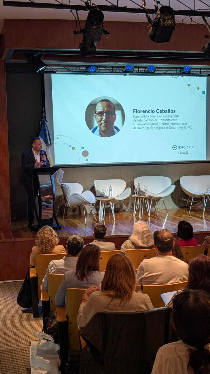 🎯Ahora | Florencio Ceballos, de <a href="/IDRC_CRDI/">IDRC | CRDI</a> entrega algunas palabras de bienvenida en el seminario “Desarrollo Profesional Docente en América Latina: Desafíos para el Escalamiento y el Cambio Sistémico”.

🖥️Sigue la transmisión: bit.ly/4hJsqeb