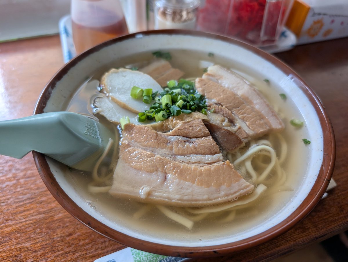 RyuboTravel's tweet photo. 沖縄そばのなかむら屋浦添店さん

よもぎそばは麺によもぎが練り込まれており、麺の上にもトッピングされていて、よもぎ好きのための沖縄そばです！
麺もスープも美味しかったです
平麺と細麺が選べました！ https://t.co/SEapRCTUEI