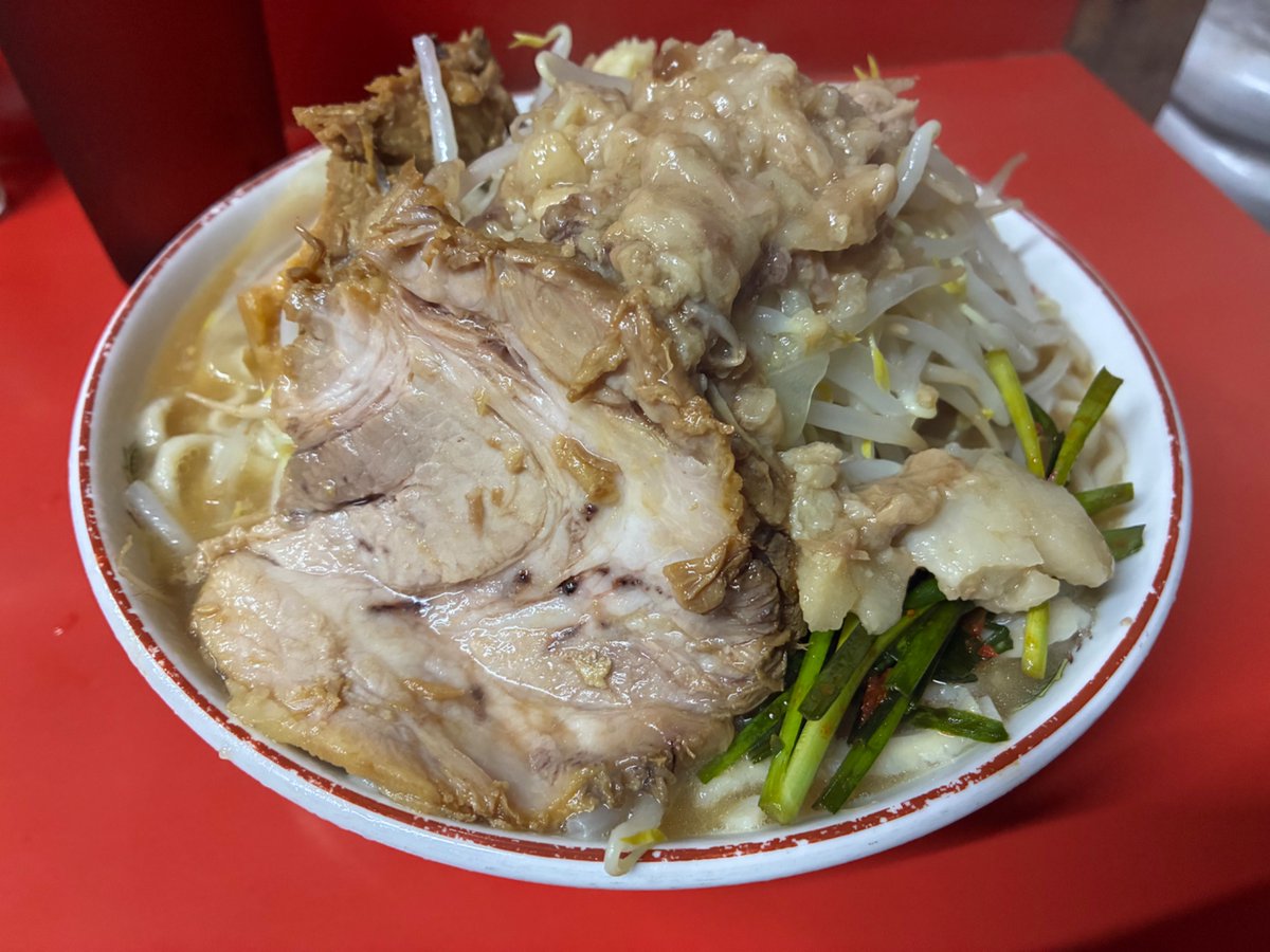 keshin_717's tweet photo. ラーメン二郎　京都
味噌ラーメンDX 有情麺
DX美味かった👍スープを飲み干しちゃいました（笑）
麺も味噌とあってて👍
とにかく美味かったーまた食べたい‼️
味噌ラーメンはいつまであるかな？？
ご馳走様です🙏 https://t.co/25Vv4o3Mfd
