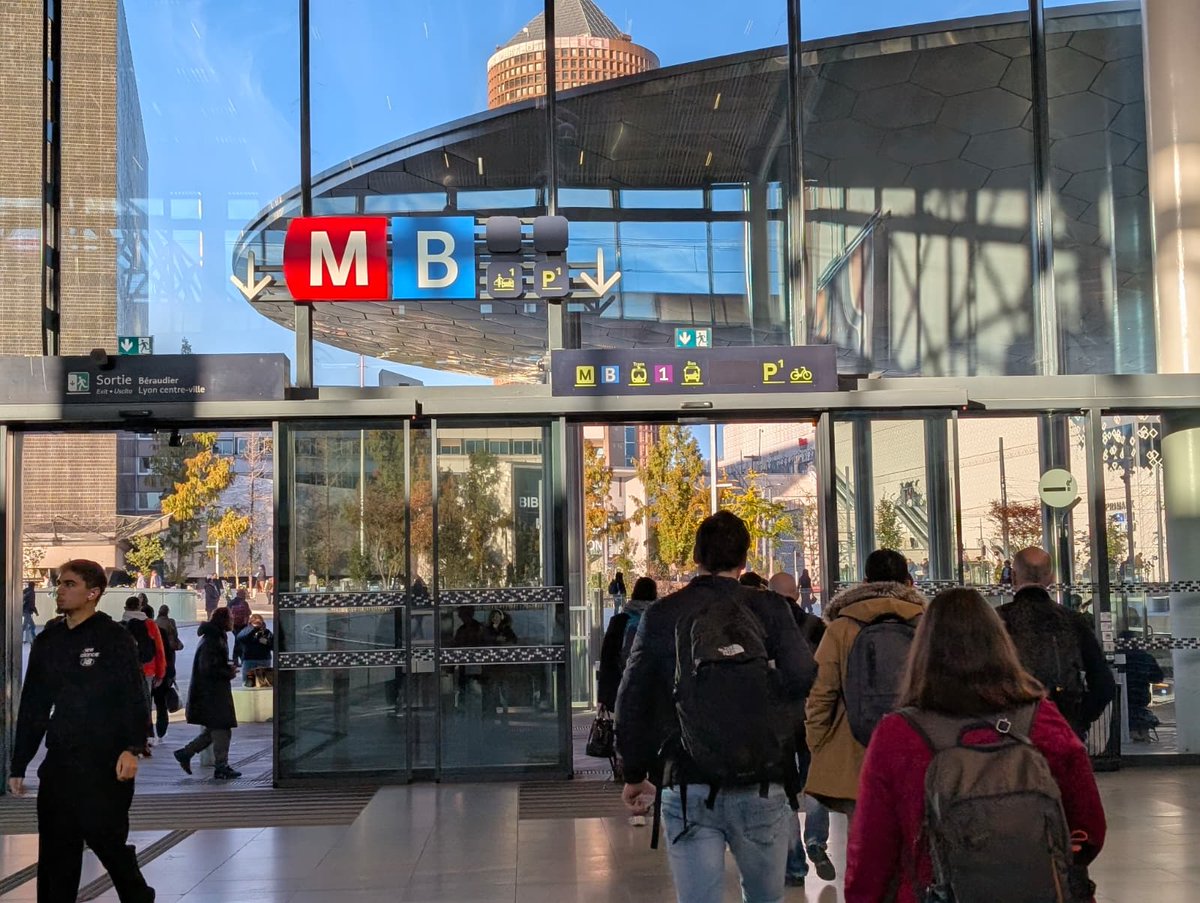 📈🚀 Avec plus de 530 000 abonnés TCL, le réseau a franchi un nouveau record historique. Notre réseau est désormais le plus utilisé de France hors Île-de-France, avec le plus grand nombre de voyages par habitant.

À titre de comparaison sur des villes similaires :
- Marseille