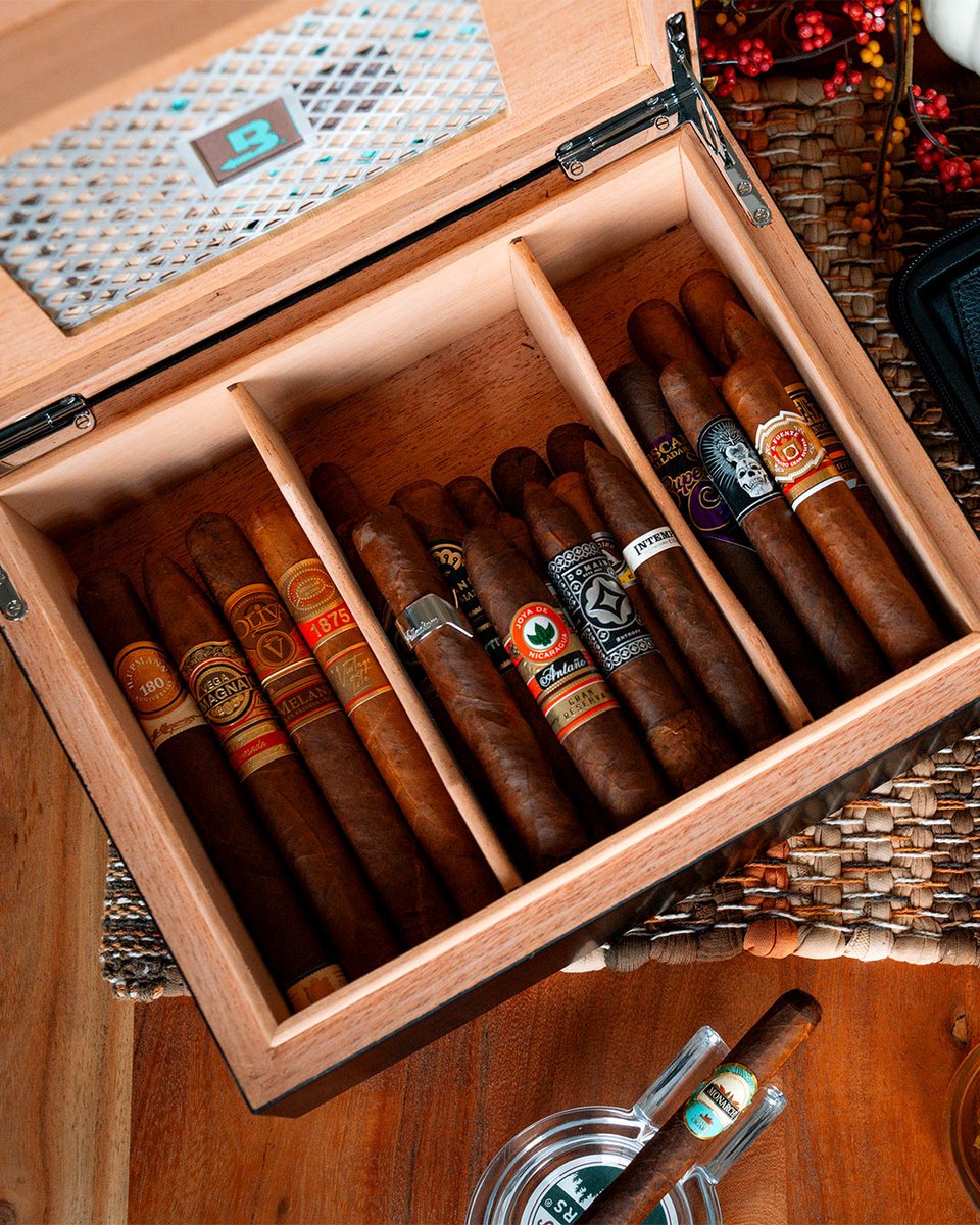 BovedaInc's tweet image. ✴️Pumpkin spiced cigars? Nah, give us the classics.🔥 

 #Humidor #CigarCommunity #CigarLovers #Boveda #BovedaHumidor #LoveYourCigars