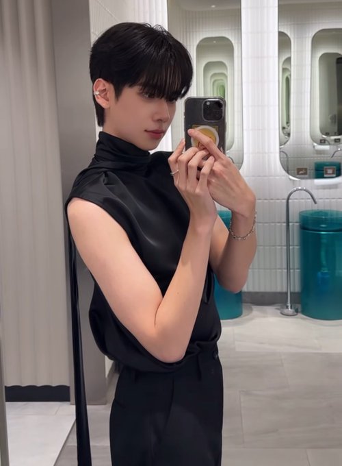 jimluvsohm's tweet image. diva besties who slay together, stay together 🐈‍⬛💕🐇

#ohmkrit #nampingster