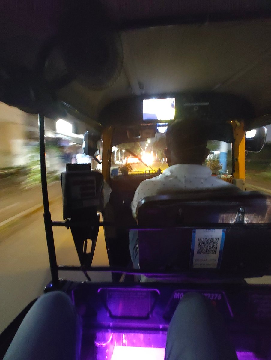 techvatsa's tweet image. Sat in one of the most utilitarian autos in Pune today. 

great speakers , good song track selection, got a personal fan , a1 lighting , has a dash cam , speaks nicely.