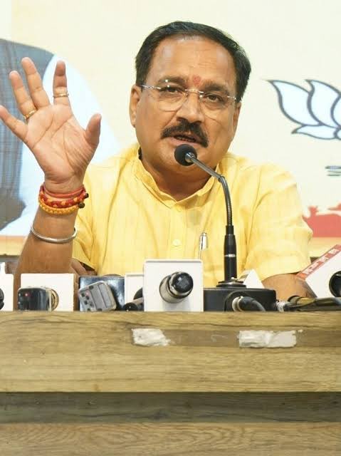 ये हैं वीरेंद्र सचदेवा दिल्ली बीजेपी के अध्यक्ष हैं । 
गजब का तेज़ दिमाग़ और याददाश्त है । आप इनके सामने कभी जायें तो वही बात करें जिसपर आपकी पकड़ हो ख़ास कर के संगठन की बहुत ध्यान से क्योंकि इनको एक एक चीज़ पता है वो भी अपडेटेड जैसे कौन कहाँ का पार्षद, मंत्री , जिला मंत्री ,