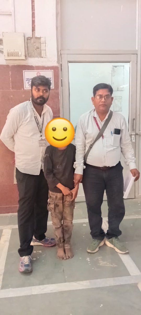 IRTCSOAGRADIV's tweet photo. आज दिनाँक 4/11/25 को राजा मंडी  स्टेशन पर तैनात हमारे DyCti श्री  संजीव माथुर जी एवं Sr.TE श्री जलाल जी को 18478 उत्कल गाड़ी में चेकिंग के दौरान एक बच्चा मिला। दोनों स्टाफ द्वारा मानवता एवं  संवेदनशीलता का  परिचय  देते हुए बच्चे को  पूरी प्रक्रिया के साथ GRP को सुपुर्द किया गया। https://t.co/vTIjKUuDDK