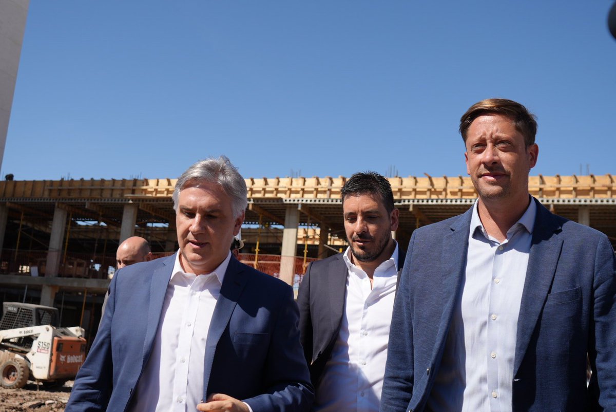 David_Consalvi's tweet photo. Junto al gobernador @MartinLlaryora recorrimos y supervisamos los avances de la nueva sede de la @upc_cordoba en #RíoTercero. 

👩‍🎓 Una obra que ya alcanza el 30% y que forma parte del plan de 15 sedes regionales, acercando la formación universitaria al interior y fortaleciendo el desarrollo de nuestra provincia.

Cada nueva sede es una oportunidad, un sueño que se concreta y una apuesta al futuro de Córdoba.

@gobdecordoba
#SeguimosHaciendo #CórdobaNoPara