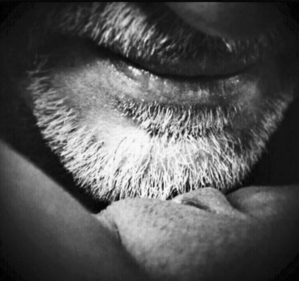 Tan cerca y tan lejos...
     tu boca de mis labios
Y esa pesada distancia
     de deseo que los separa