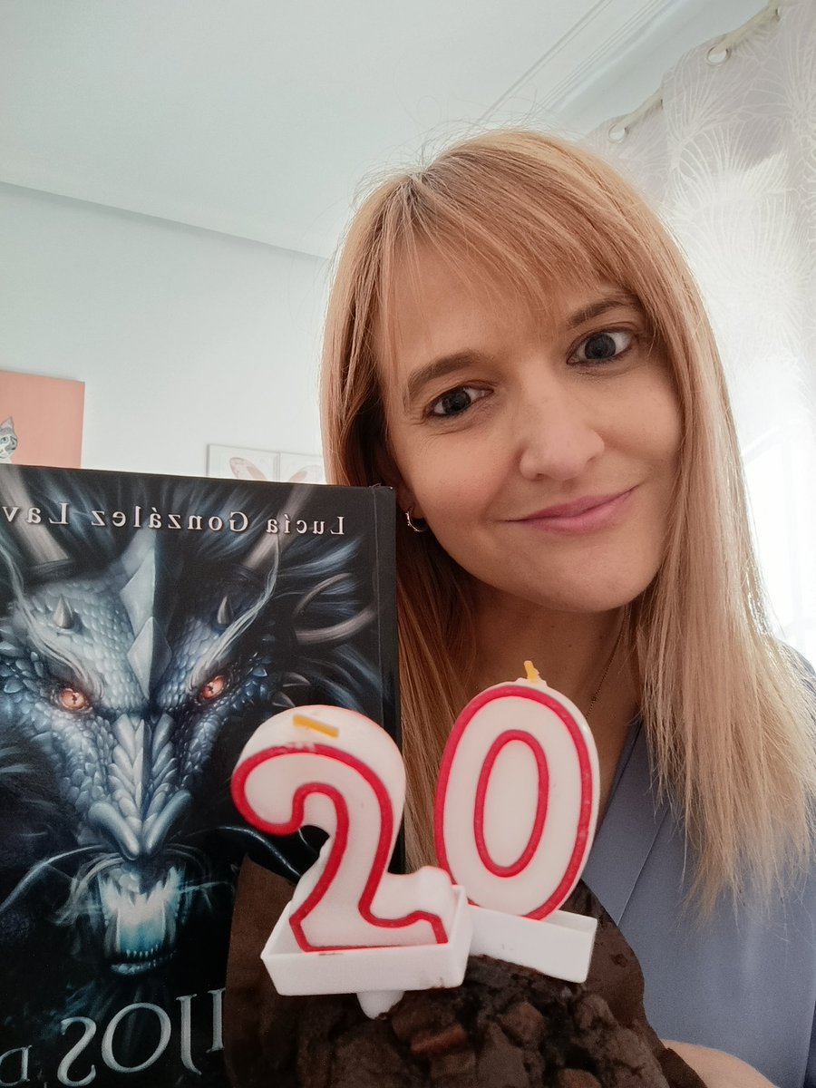 Hoy hace 20 años de la publicación de Hijos del Dragón, mi primera novela. Es decir, es mi duodécimo aniversario:)