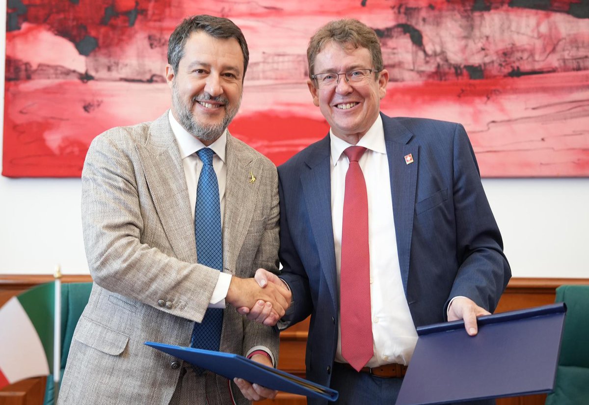 🇨🇭🤝🇮🇹 #Arbeitsbesuch in #Rom: #BR #AlbertRösti sprach mit Matteo Salvini, Italiens Minister für Infrastruktur, über den Ausbau der Bahninfrastruktur, die Sicherheit im Schienengüterverkehr und ein Abkommen zu den Führerausweisen im Strassenverkehr.

➡️uvek.admin.ch/de/newnsb/Ld8v…