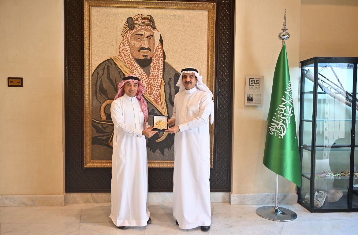 FadelAlnemer's tweet photo. في لقاء يجسد عمق الاهتمام  الدائم للمملكة العربية السعودية بأبناءها، تشرفت مساء اليوم بلقاء سعادة الدكتور عبد العزيز بن علي الصقر، سفير خادم الحرمين الشريفين لدى الجمهورية التونسية الشقيقة 🇸🇦
@KSAembassyTN

وقد مثلت هذه الزيارة فرصة ثمينة لتقديم تذكار يخلد ذكرى " اليوبيل الذهبي " لتأسيس الاتحاد العربي لكرة اليد، إلى جانب عرض أبرز المحطات والإنجازات، واستشراف آفاق التطوير المستقبلية للعبة في ربوع الوطن العربي

 أما أكثر ما أسعدني إلى جانب حفاوة الاستقبال، وكرم الضيافة، تلك النصائح الغالية التي ستكون نبراساً نهتدي به خلال المسيرة نحو تحقيق طموحاتنا وتطلعات عشاق كرة اليد العربية
