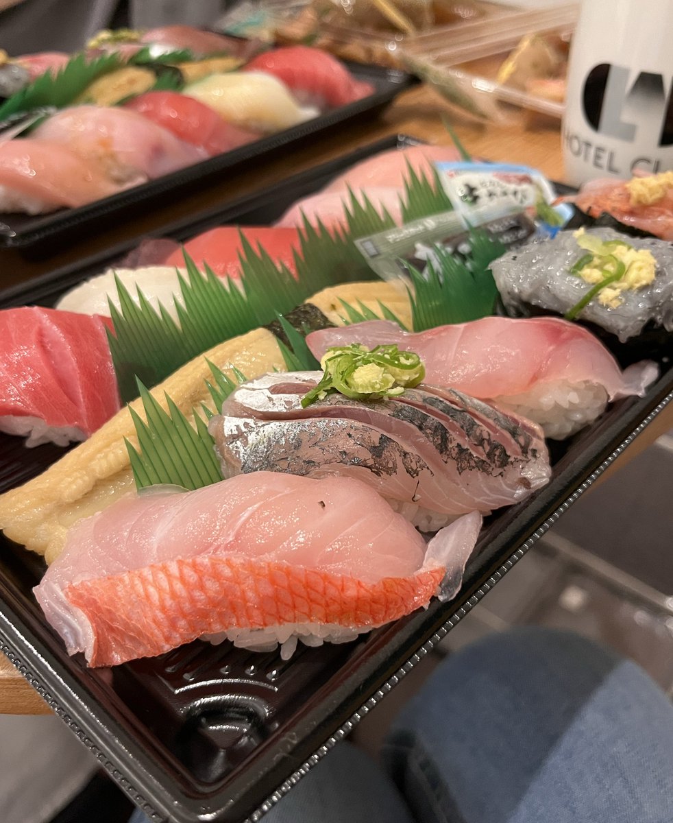 夕飯食べる間を惜しんでアウトレットに行ったので(と言っても私も友人も着いたのが遅くて2時間くらいしか見られなかった)
夕飯はお寿司をtake away🍣

ネタがしっとりしててやわらかい🥹✨