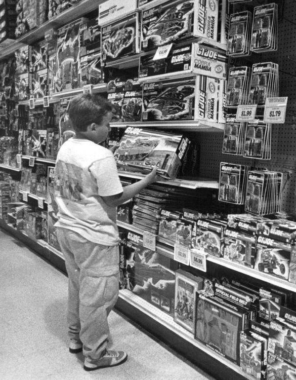 Podríamos ser tú o yo en los 80. En uno de esos largos ratos pasados en el pasillo de los juguetes de un centro comercial. Deseándolo todo y con la esperanza de que algo nos cayera en Navidad, en el cumpleaños o por las buenas notas.
Recuerdos de un tiempo cada vez más lejano.