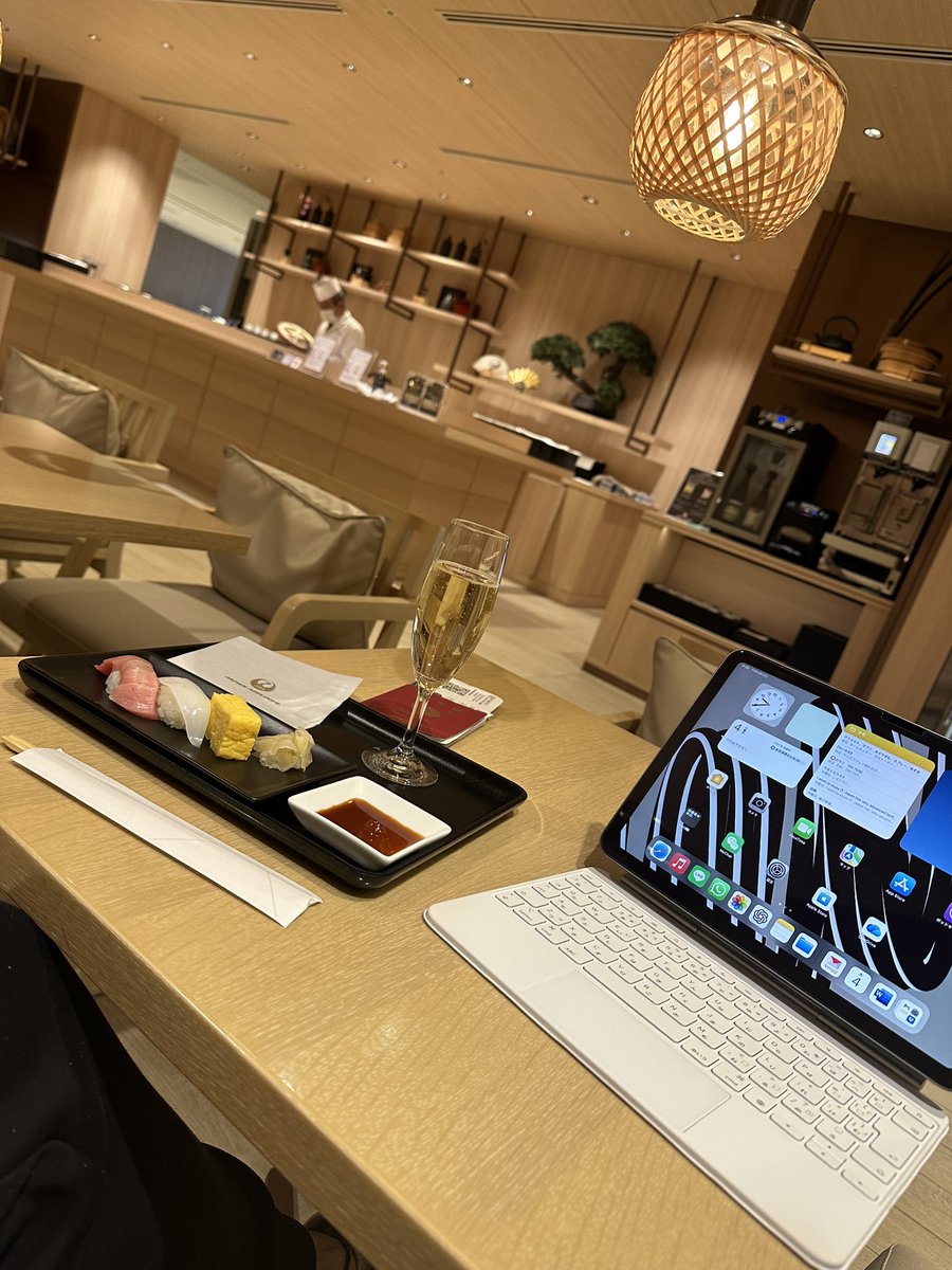 CEOnoURAAKA's tweet image. JALファーストクラスラウンジ。
いつもお世話になっています。
今日はほぼ貸切だった!

ここでしっかりお酒を入れておけば、長時間フライトでもぐっすり眠れます。

#Firstclasslounge