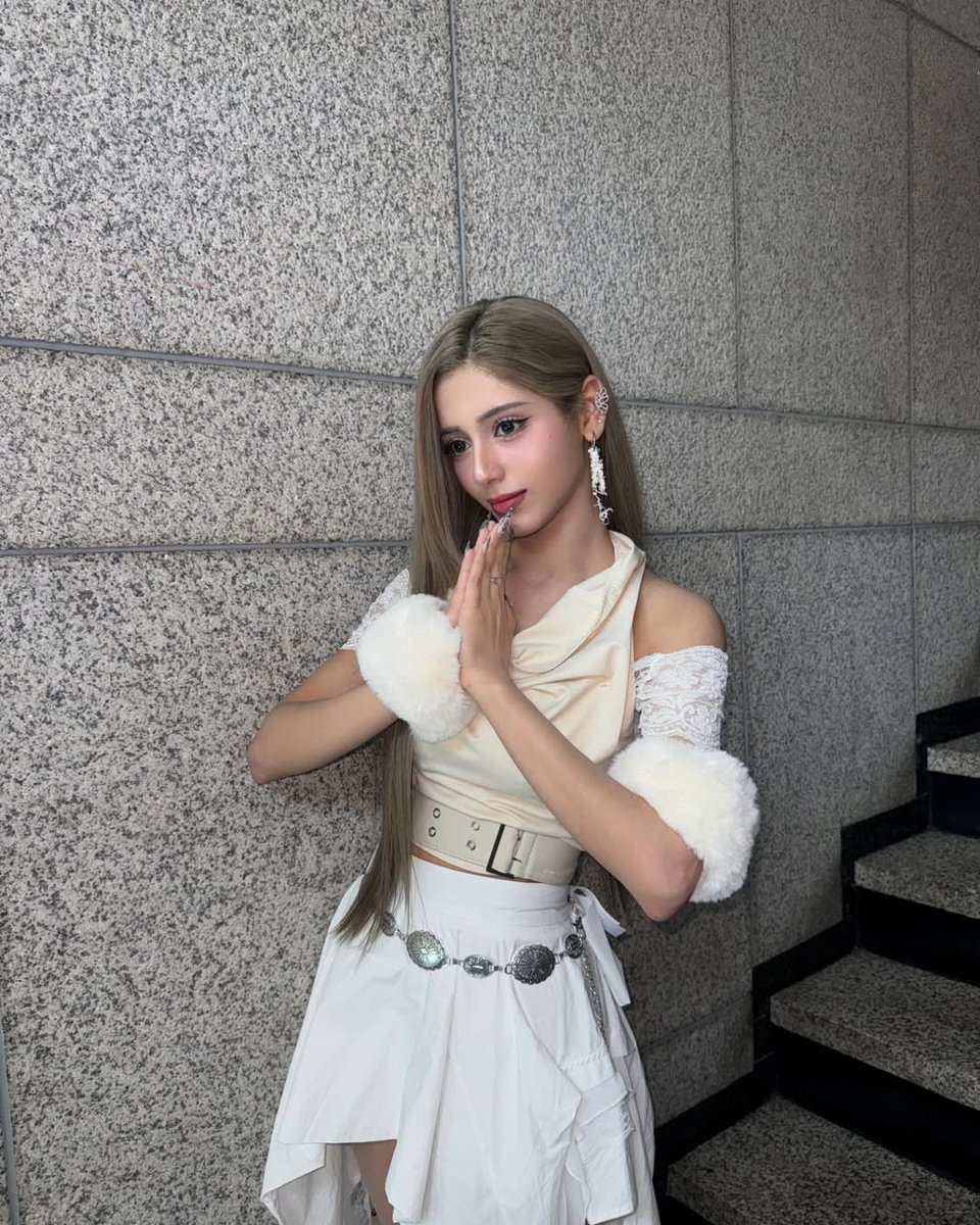 bulbloshH's tweet photo. the idol                  vs.                the photocard https://t.co/ngfgPFvUQN
