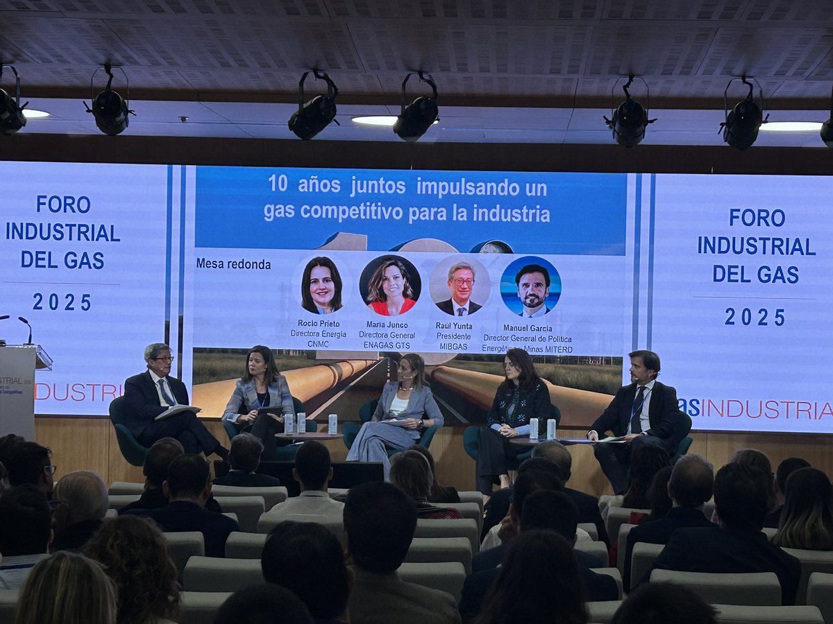 #ForoIndustrialdelGas2025 celebra  el décimo aniversario de <a href="/GasINDUSTRIALes/">@GasINDUSTRIAL.es</a> con una mesa redonda sobre los diez años del sector y sus desafíos próximos, con Raúl Yunta, <a href="/MibgasInfo/">MIBGAS</a> ; Rocío Prieto, <a href="/CNMC_ES/">CNMC</a> ; María Junco, <a href="/enagas/">Enagás</a> ; y Manuel García, <a href="/mitecogob/">Transición Ecológica y Reto Demográfico</a> .
#industria