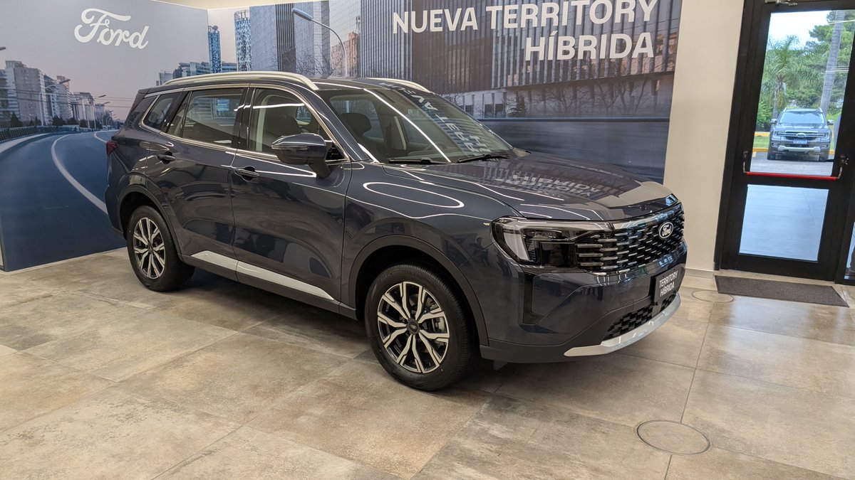 🚨 Ford PRESENTÓ la nueva Ford Territory híbrida.

▶ Combina un motor 1.5L Turbo naftero de 150 CV con un motor eléctrico de 218 CV, ambos gestionados por un avanzado sistema híbrido inteligente comandado por una caja automática DHT.

¿Precio? 51,4 M.

¿Qué opinan? 👀