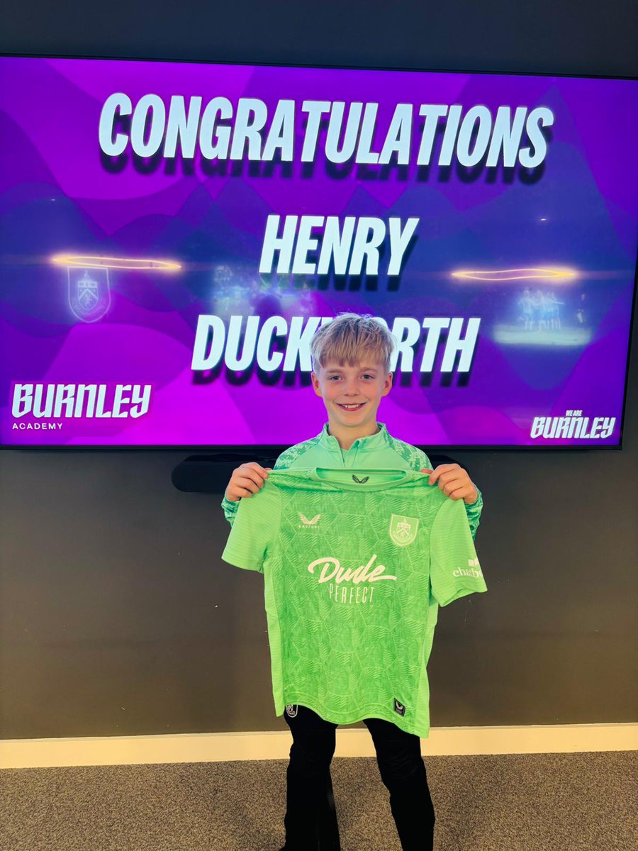 KERSH_ELGK's tweet photo. Henry D signs for @ClaretsAcademy🧤
We've been privileged to have Henry as part of our academy, bringing boundless energy and quality to every session. We're incredibly proud of his achievement and wish him all the best in the future. Well done, Henry - you truly deserve this🧤⚽️ https://t.co/4HJmMJsMGR