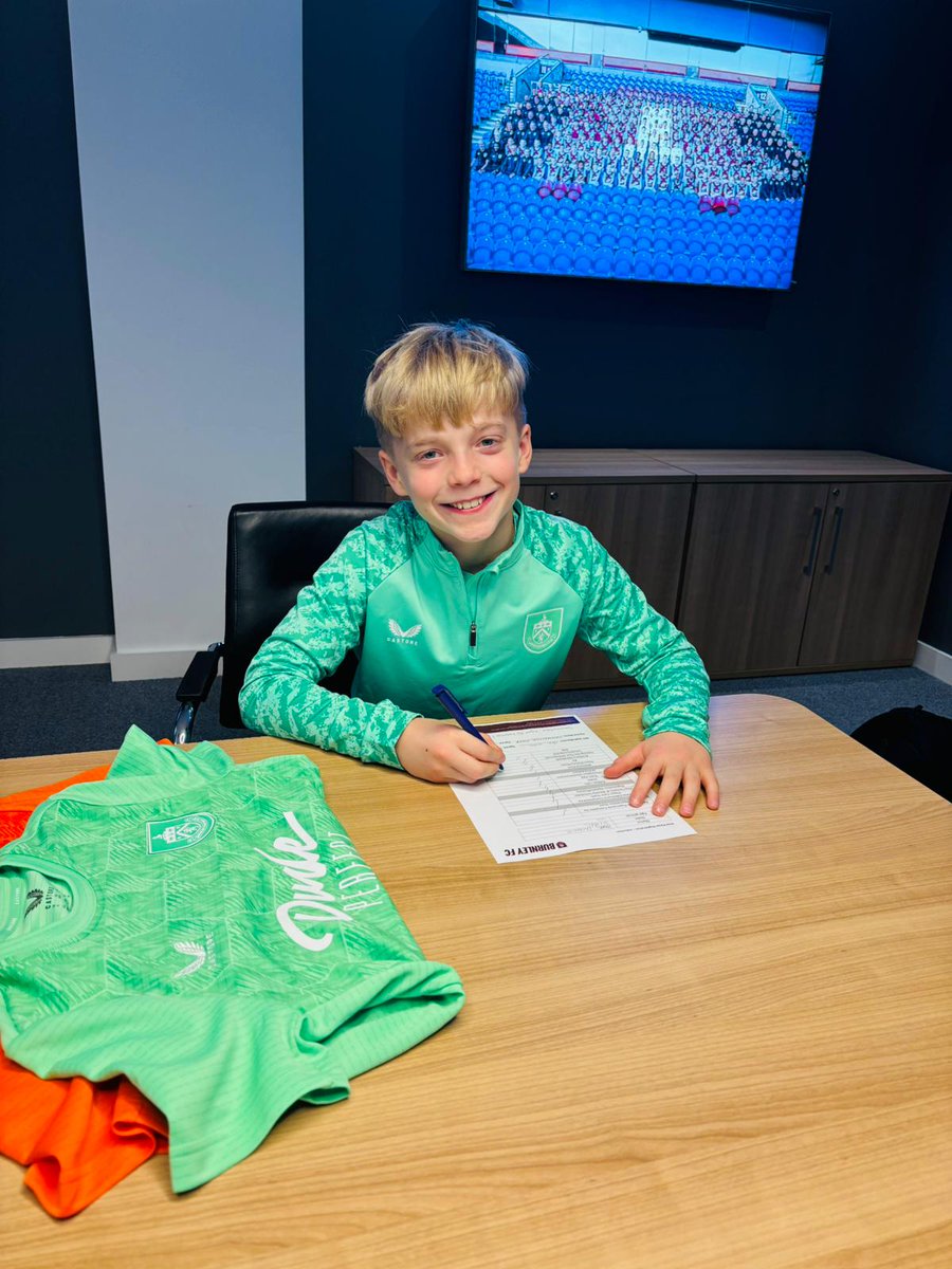 KERSH_ELGK's tweet photo. Henry D signs for @ClaretsAcademy🧤
We've been privileged to have Henry as part of our academy, bringing boundless energy and quality to every session. We're incredibly proud of his achievement and wish him all the best in the future. Well done, Henry - you truly deserve this🧤⚽️ https://t.co/4HJmMJsMGR