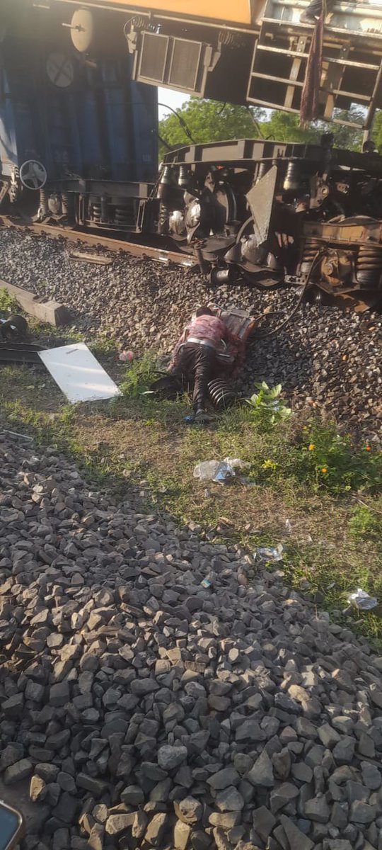 Bilaspur me train Hadsa.. Korba passager train ko malgadi ne mari takkar 
 #TrainAccident
#Chhattisgarh 
#bilaspur