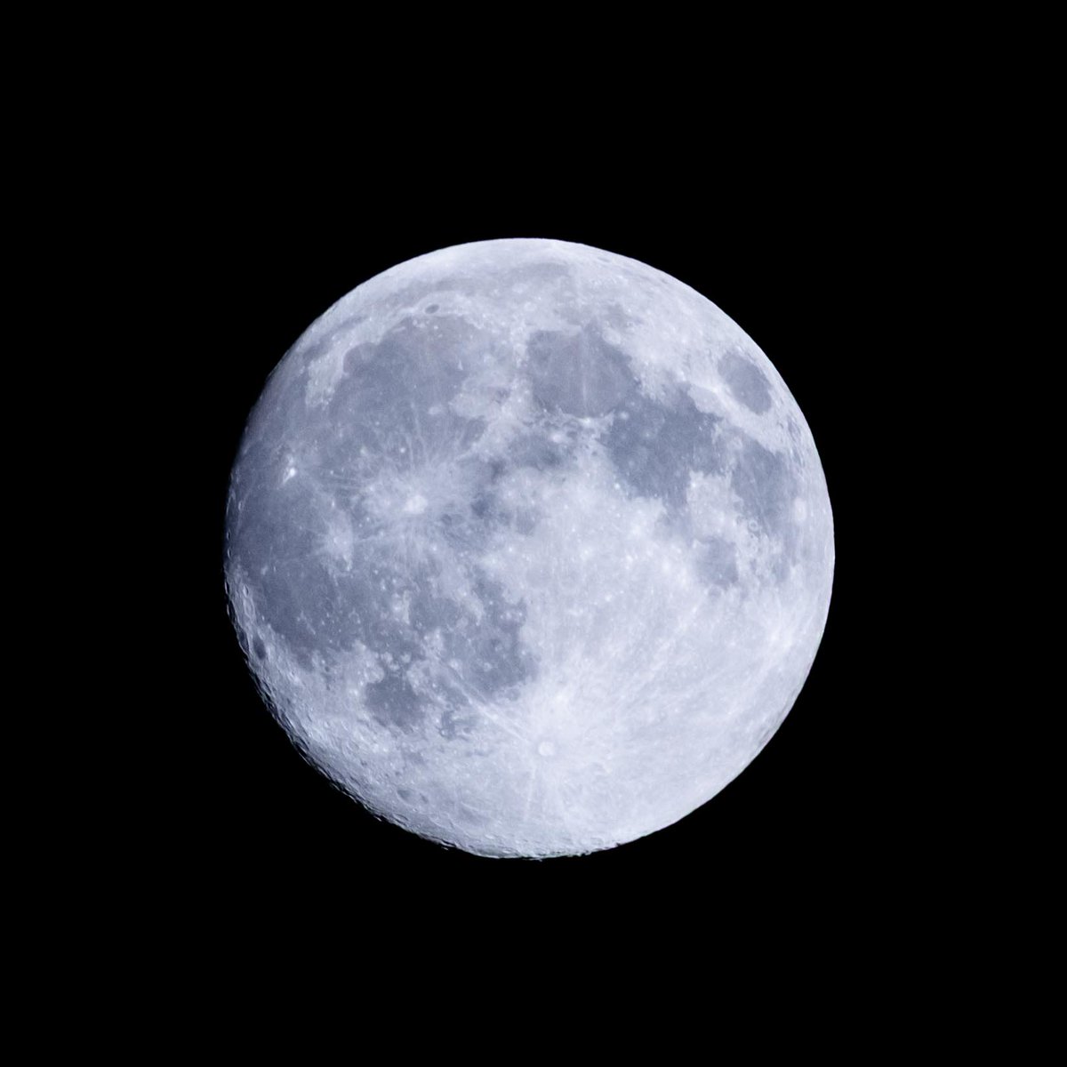 望遠レンズを買ったので、月を撮ってみました。 色々設定難しい。明日