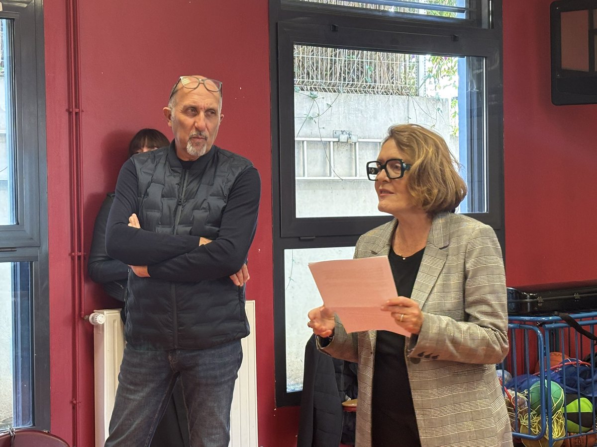 Una stonda di spartera, d’emuzioni è di fiertà pà issi ziteddi chì scoprini a musica cum’è lingua cumuna è mezu d’ugualità.
2/2