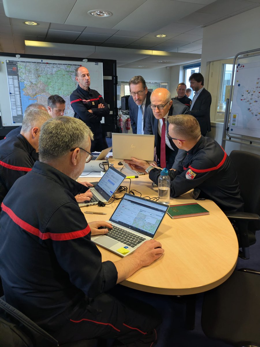 Prefet44's tweet photo. #NexSIS | @prefet44 et président du conseil départemental étaient au SDIS 44 pour la mise en route du nouveau système national de gestion des alertes et des opérations de secours NexSIS.

🎯renforcer l’efficacité de la prise en charge des victimes en géolocalisant les appels https://t.co/I1pu2rjBQG