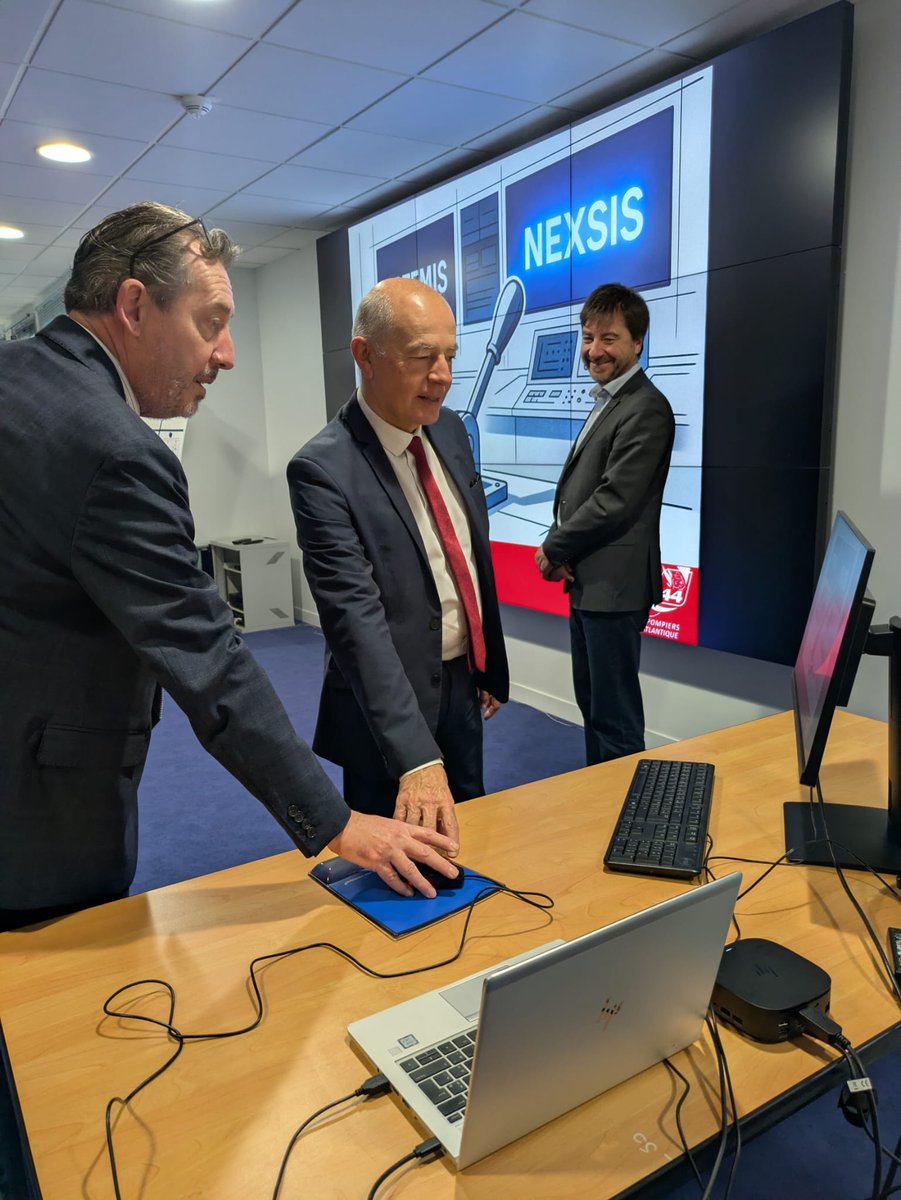 Prefet44's tweet photo. #NexSIS | @prefet44 et président du conseil départemental étaient au SDIS 44 pour la mise en route du nouveau système national de gestion des alertes et des opérations de secours NexSIS.

🎯renforcer l’efficacité de la prise en charge des victimes en géolocalisant les appels https://t.co/I1pu2rjBQG