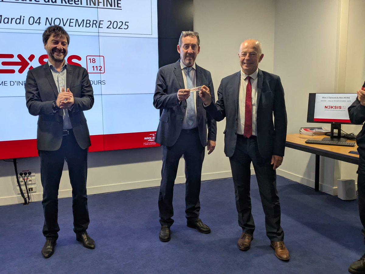 Prefet44's tweet photo. #NexSIS | @prefet44 et président du conseil départemental étaient au SDIS 44 pour la mise en route du nouveau système national de gestion des alertes et des opérations de secours NexSIS.

🎯renforcer l’efficacité de la prise en charge des victimes en géolocalisant les appels https://t.co/I1pu2rjBQG