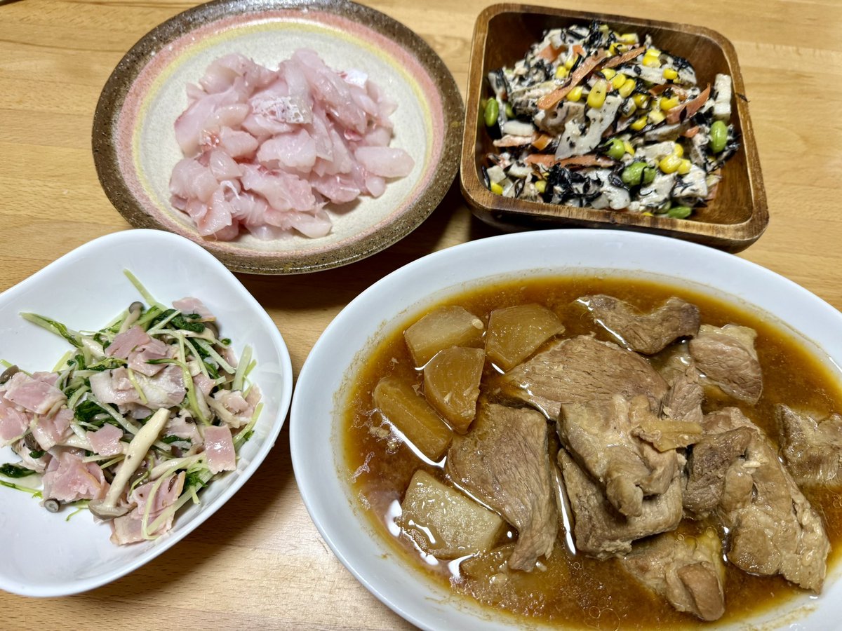 今日も仕事なく、休み〜
こんなに休んだら、明日からしんどいなぁー
娘の練習終わって、夜ご飯
煮豚
蓮根とひじきのサラダ
水菜ベーコン炒め
お父さんが釣ってきた、笛吹鯛の刺身

#夜ご飯 #おうちごはん