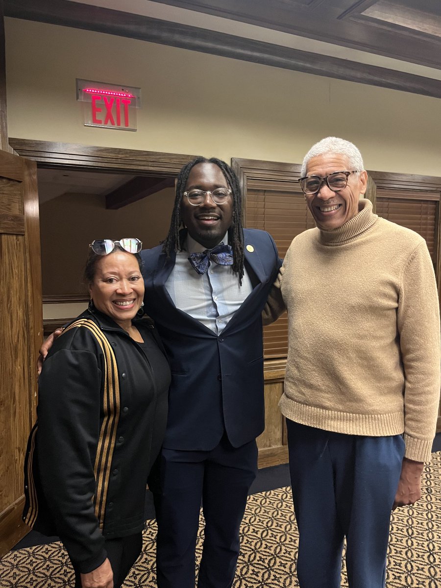 NadariusClarkVA's tweet photo. Had a great time hosting a dinner fundraiser with Senator Tim Kaine in Suffolk — always a pleasure connecting and discussing the future of Virginia and the issues that matter most to our communities. 💙
#HD84 #Leadership #CommunityFirst #VirginiaForward https://t.co/XK4iaFurgs