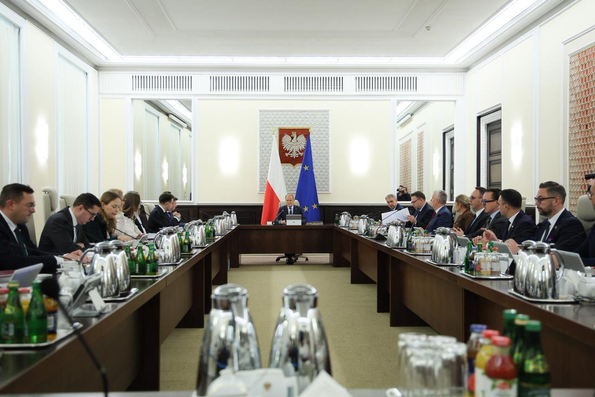 📍 KPRM | Podczas posiedzenia Rady Ministrów, w którym uczestniczy Szef #MSWiA <a href="/MKierwinski/">Marcin Kierwiński</a>, procedowany jest projekt uchwały Rady Ministrów zmieniającej uchwałę w sprawie zatwierdzenia Programu Ochrony Ludności i Obrony Cywilnej na lata 2025-2026.