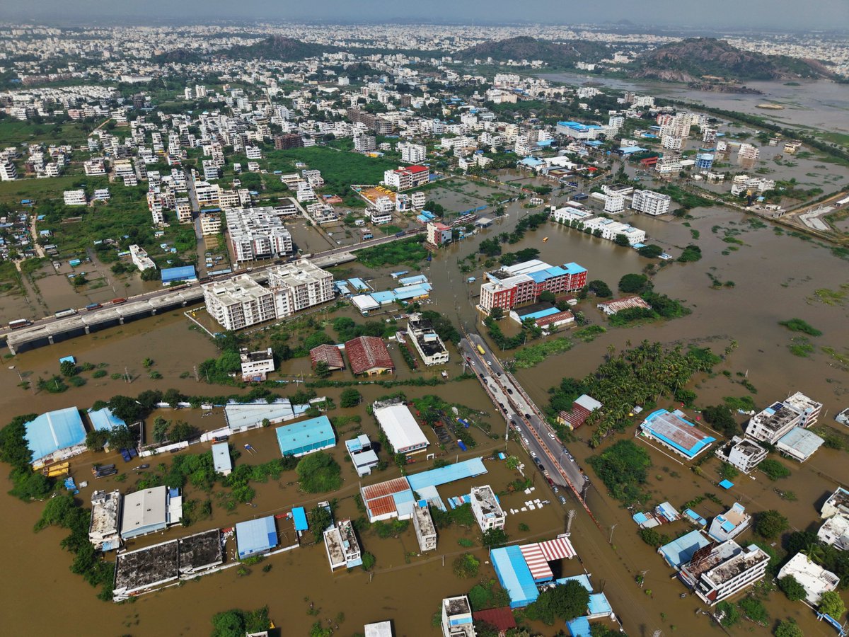 santhoshmanduva's tweet photo. The government should prioritize the delivery of basic amenities for its citizens. Time and again, Warangal faces severe inundation during rainfall, even in instances of just 20 to 30 minutes of downpour. This recurring flooding wreaks havoc on the daily lives of residents. https://t.co/YIogFwg8oC