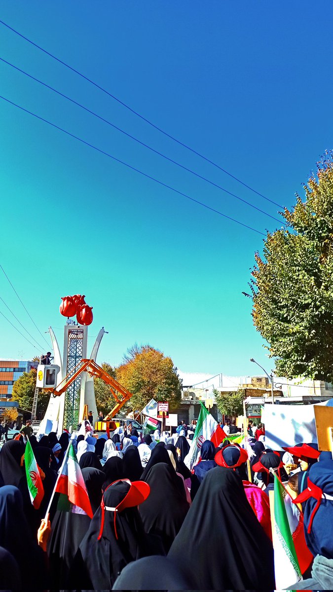 دانش‌آموز امروز، نه برای گرفتن نمره، که برای پس‌گرفتن عزت ملی به خیابان می‌آید. این یک تکلیف درسی نیست، یک تعهد جهانی‌ست. #GreatSatan #ام_الفساد_قرن